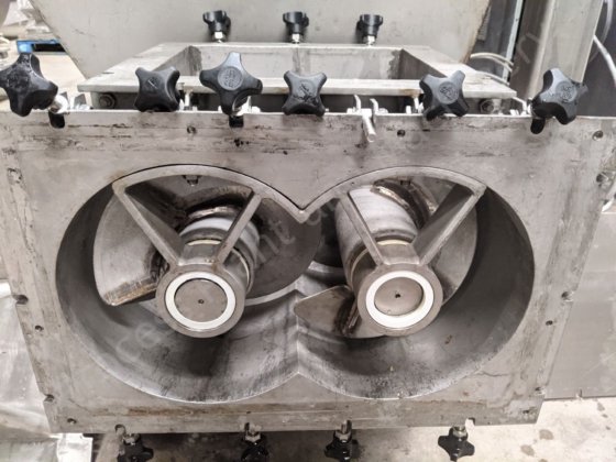 2,500Lステンレス製ツインスクリューフィーダー