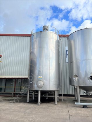 40,000升不锈钢保温覆膜罐及顶部安装的搅拌器