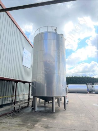 40,000升不锈钢保温覆膜罐及顶部安装的搅拌器