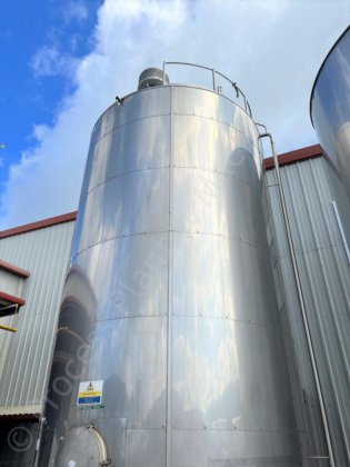 40,000升不锈钢保温覆膜罐及顶部安装的搅拌器