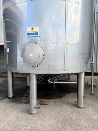 40,000升不锈钢保温覆膜罐及顶部安装的搅拌器