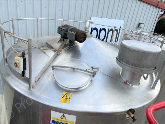 40,000升不锈钢保温覆膜罐及顶部安装的搅拌器