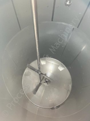 40,000升不锈钢保温覆膜罐及顶部安装的搅拌器