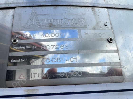 40,000升不锈钢保温覆膜罐及顶部安装的搅拌器