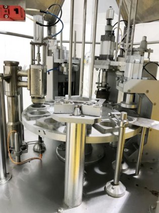 Brasholanda S.A 2502型带热封的旋转式锅/杯灌装机