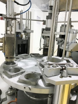 Brasholanda S.A 2502型带热封的旋转式锅/杯灌装机