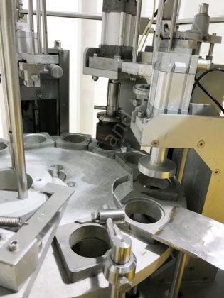 Brasholanda S.A 2502型带热封的旋转式锅/杯灌装机