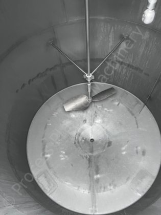 15,000 升不锈钢夹套罐，带顶部安装的桨式搅拌器