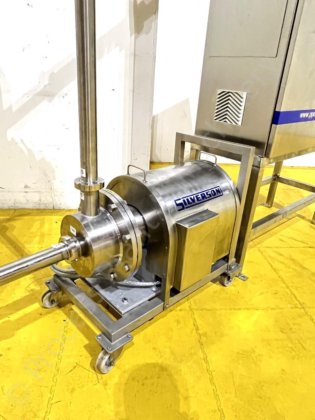 750 升夹套式刮削表面混合罐,配有 Silverson 直列式高剪切混合器