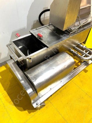 移动脚轮上的不锈钢凝乳卸料器