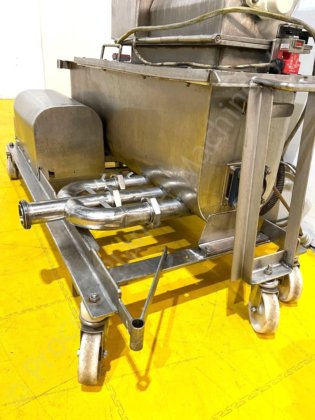 移动脚轮上的不锈钢凝乳卸料器