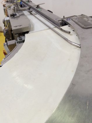 带弯头的皮带驱动输送机