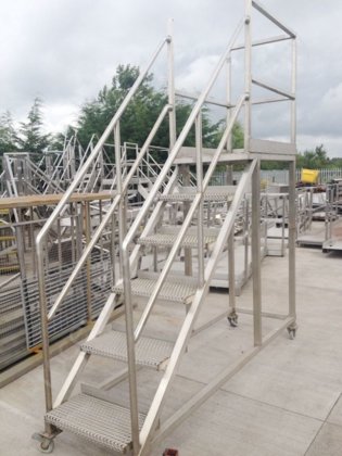 不锈钢通道阶梯和龙门架