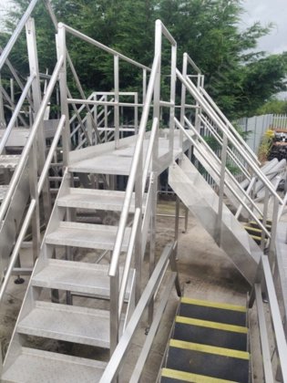 不锈钢通道阶梯和龙门架