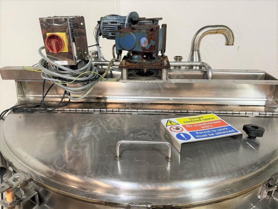 2,000升不锈钢夹套罐，带顶部安装的全清洗搅拌器