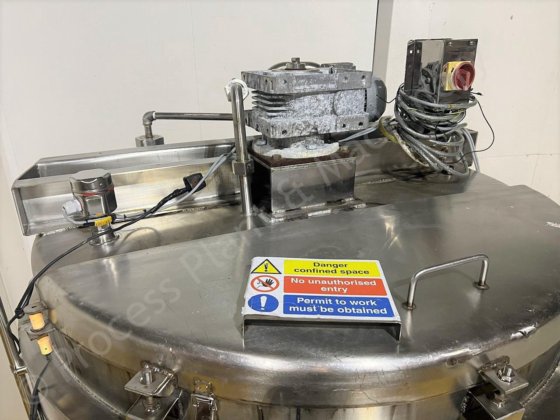 2,000升不锈钢夹套罐，带顶部安装的全清洗搅拌器