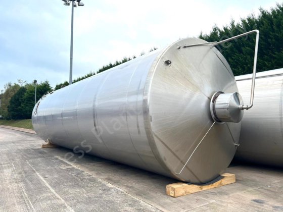 80,000 升不锈钢隔热包覆储液罐