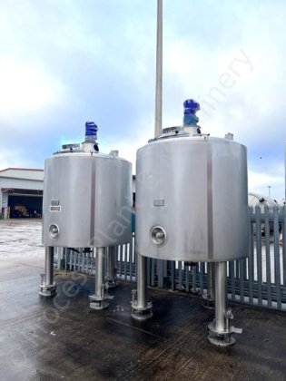 3,000升不锈钢夹套罐,带顶部安装的桨式混合器