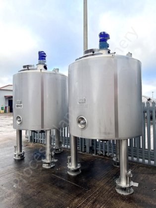 3,000升不锈钢夹套罐,带顶部安装的桨式混合器