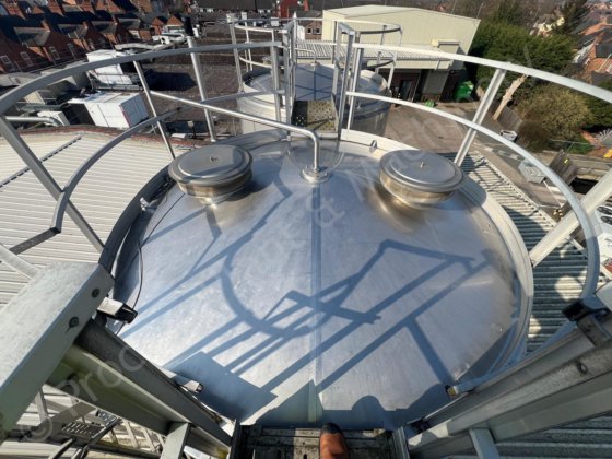 77,500 升不锈钢保温包覆液体储罐，带底部搅拌器