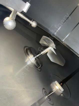 77,500 升不锈钢保温包覆液体储罐，带底部搅拌器