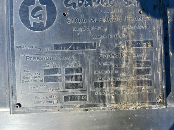 77,500 升不锈钢保温包覆液体储罐，带底部搅拌器