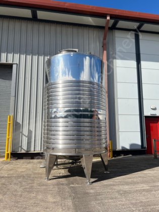 15,000 升不锈钢夹套罐，带顶部安装的桨式搅拌器