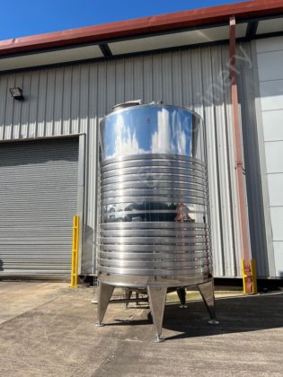 15,000 升不锈钢夹套罐，带顶部安装的桨式搅拌器