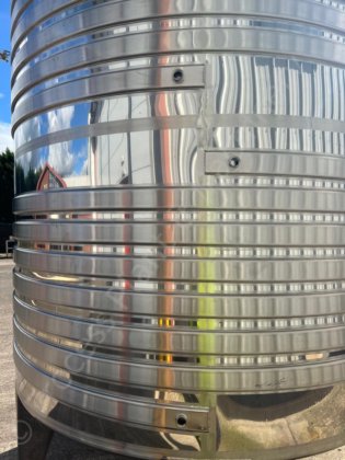 15,000 升不锈钢夹套罐，带顶部安装的桨式搅拌器