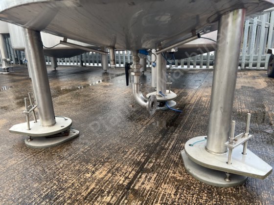 2,500 升不锈钢夹套立式保温箱