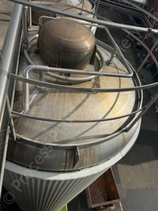 80,000 升不锈钢保温包覆液体储存筒仓