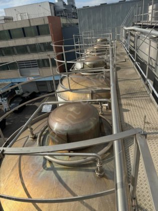 80,000 升不锈钢保温包覆液体储存筒仓