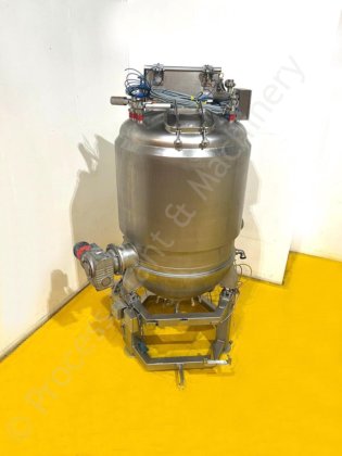 1,500 升不锈钢夹套罐，表面有刮痕，可进行过度混合