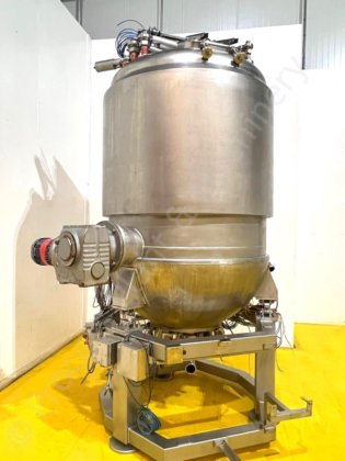 1,500 升不锈钢夹套罐，表面有刮痕，可进行过度混合