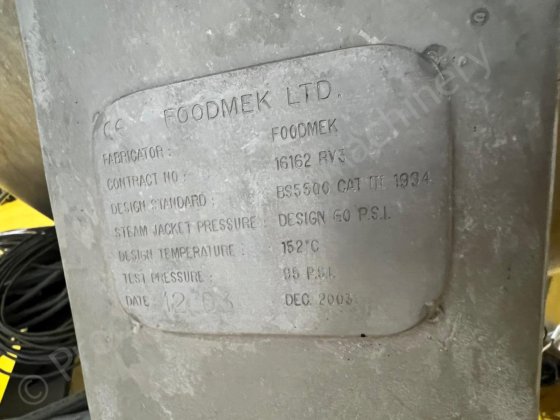 1,500 升不锈钢夹套罐，表面有刮痕，可进行过度混合