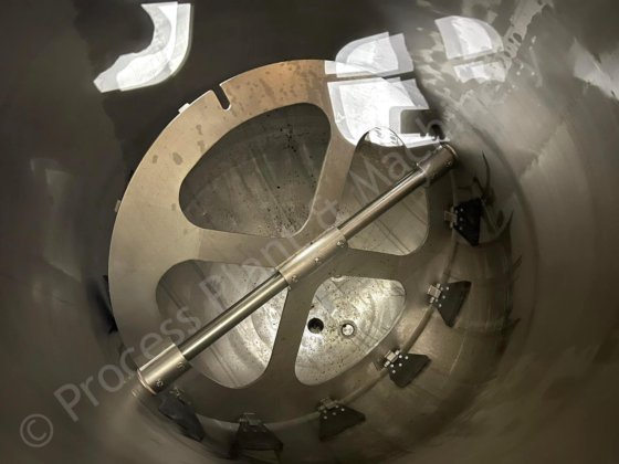 1,500 升不锈钢夹套罐，表面有刮痕，可进行过度混合