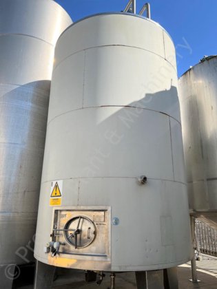 25,000升不锈钢夹套罐，顶部安装有多桨混合器