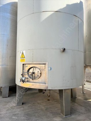 25,000升不锈钢夹套罐，顶部安装有多桨混合器