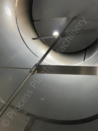 25,000升不锈钢夹套罐，顶部安装有多桨混合器