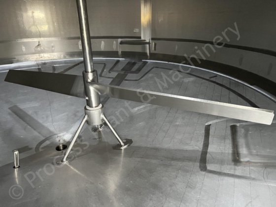 25,000升不锈钢夹套罐，顶部安装有多桨混合器