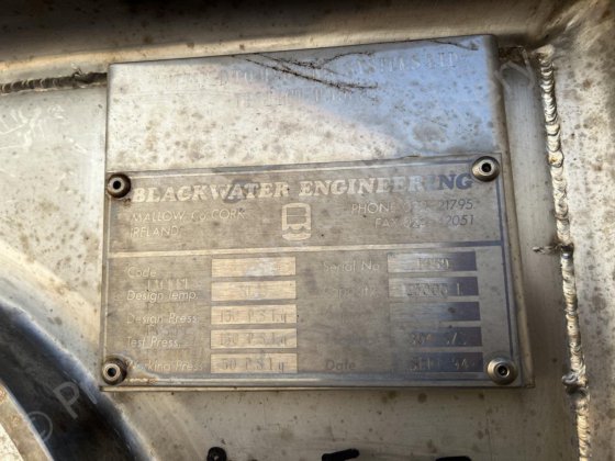 25,000升不锈钢夹套罐，顶部安装有多桨混合器