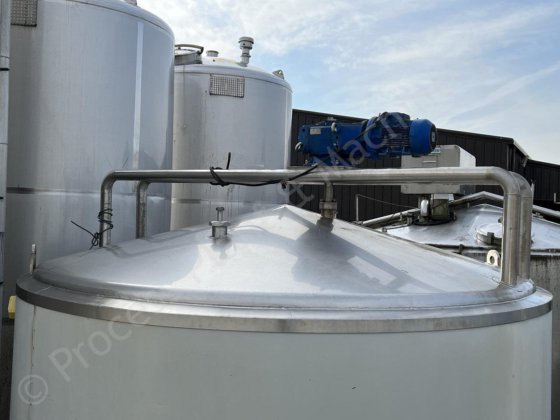 25,000升不锈钢夹套罐，顶部安装有多桨混合器