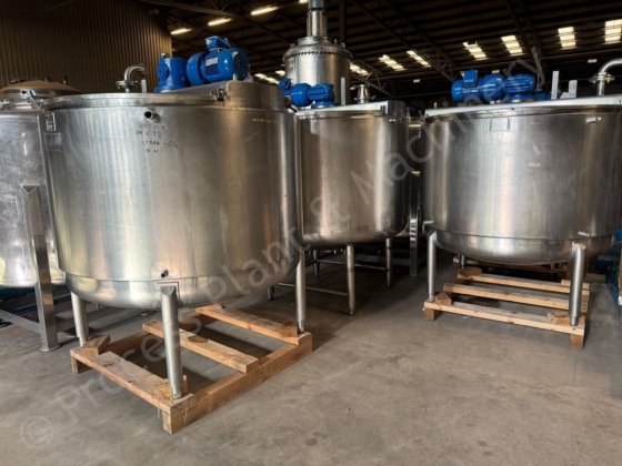 1,400升不锈钢夹套罐，带顶部安装的多桨混合器