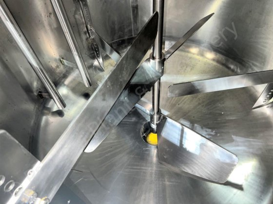 1,400升不锈钢夹套罐，带顶部安装的多桨混合器