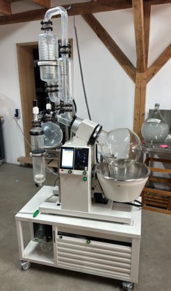 新型 Buchi R-220 Pro 高端萃取机，配有循环冷却器、真空泵和萃取玻璃组件