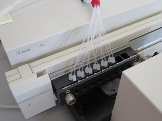 安捷伦 8453 紫外/可见分光光度计，带 8 位多电池传输功能