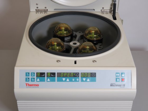 贺利氏多功能离心机 1S 配有 TTH400 旋转式转子和