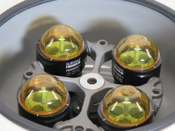 贺利氏多功能离心机 1S 配有 TTH400 旋转式转子和