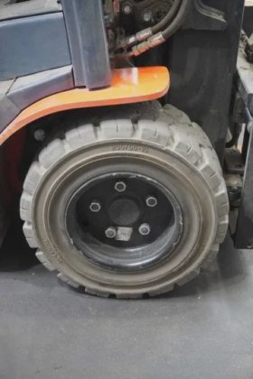 丰田三轮前装载机