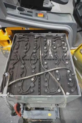 永恒力三轮前叉车